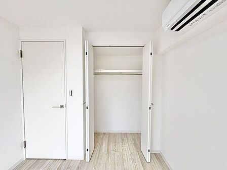 充分な収納スペースを確保。居室内に余計な家具を置く必要がないので、シンプルですっきりとした暮らし。