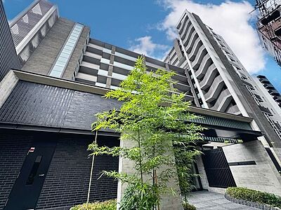 外観：一日のはじまり、一日の終わり、お住まいは変わらずご家族を見守り、受け入れてくれます。（空の加工を生成AIで行っています）