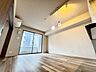 室内：角住戸の開放感と独立性を謳歌するLDK。華やいだ気分で心満たされる、そんな空間です。