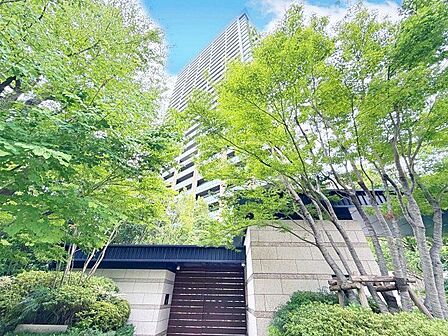 ラグジュアリーな都市生活が叶う、都心の好立地レジデンス。快適な暮らしを彩る上質な空間。