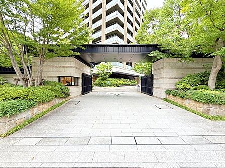 重厚感のあるグランドエントランスは、上質な暮らしのはじまりを予感させます。
