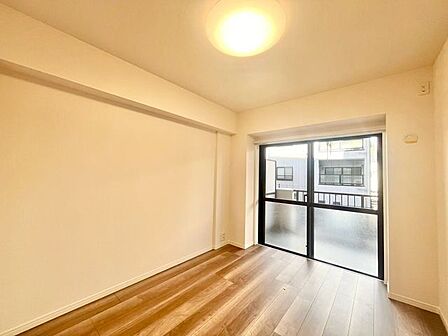 大きな窓からたっぷりと陽光が注がれる明るい空間。一日の疲れを癒してくれる洋室。時を忘れて過ごす空間。