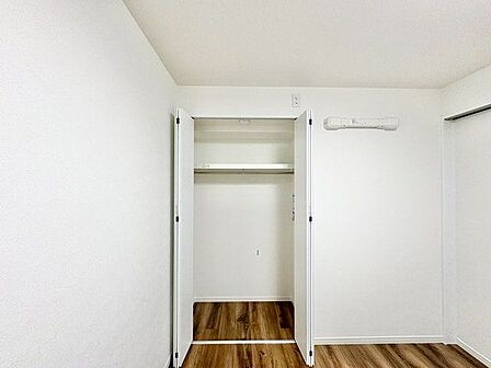 お部屋を最大限広く使って頂けるよう、全居室に収納スペース付。