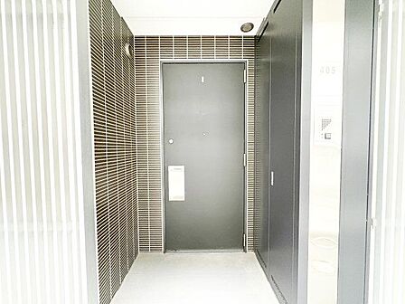 玄関ドアを開けると、リノベーションされ生まれ変わった室内がお出迎え。