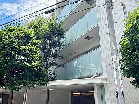 上質なデザインが落ち着きと高級感を与えます。安らぎに満ちた生活空間を予感させてくれます。