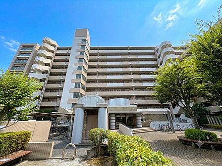 堂々たる趣ながら、どこか余裕を感じさせる美しい佇まい。(空の加工を生成AIで行っています)
