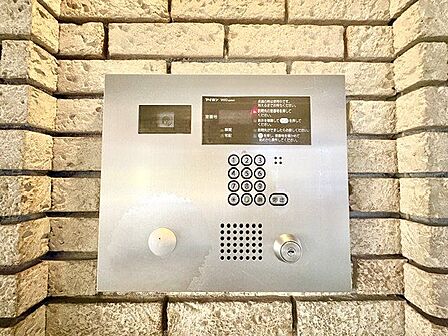 部外者などが建物内に立ち入るのを防ぐ防犯対策として、オートロックを導入しています。