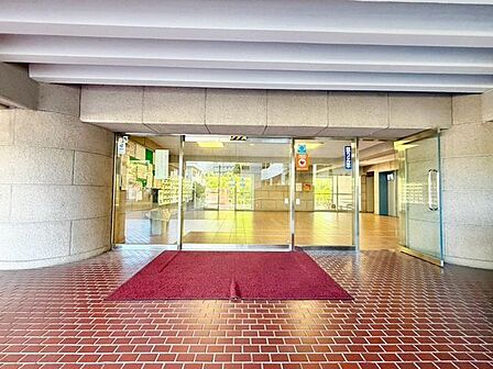 穏やかなエントランス空間。ゆとりある上質な住空間へと誘います。