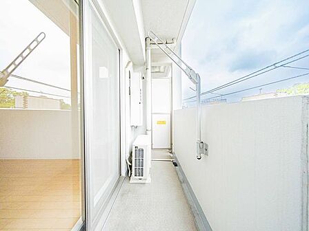 バルコニー付きで開放感を演出。日々の生活に潤いを与えてくれます。