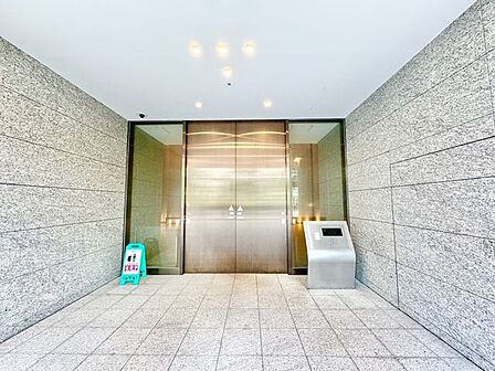 オートロック付で防犯面に配慮した住まいです。