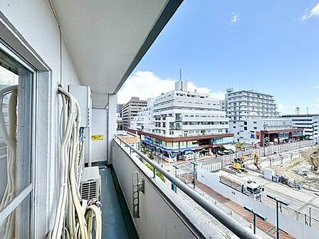 南からの採光と、気持ちのいい風が吹き抜ける開放感のある空間。