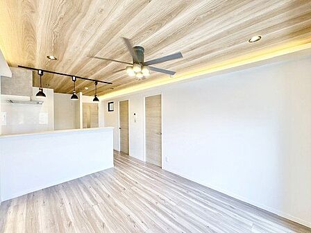 木目の美しいフローリングで味わいのある優しい印象。のどかに過ごせるお気に入りの場所に。