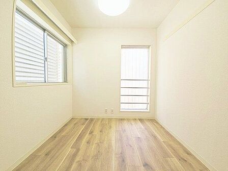 居心地のいい暮らしには欠かせない採光。ゆったりとした幅の窓からこの空間に降り注ぐ採光が絶えません。