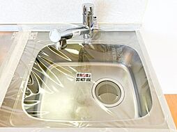 ステンレスのシルバーがアクセントなスタイリッシュなキッチン。