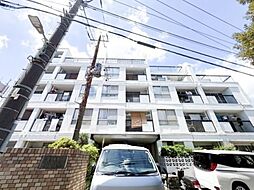 街並みに自然と馴染む色を基調とした外観は、温かみのある色合いが全体を包み、やさしい雰囲気を感じます。