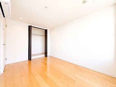 住まう方自身でカスタマイズして頂けるように「シンプル」にデザインされた室内。