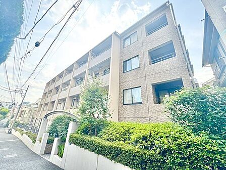 風格が漂う重厚感のある外観。品格ある穏やかな空間で深みのある暮らしを。