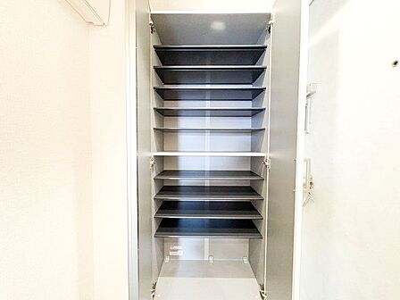 清潔感のある空間を保てるよう、収納スペースを設けてますので、玄関をスッキリ綺麗な空間に纏めます。