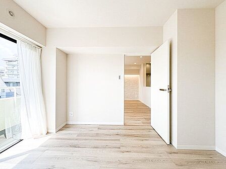 一日の疲れをいやしてくれる主寝室。時を忘れて過ごす場所として過ごせるお部屋。