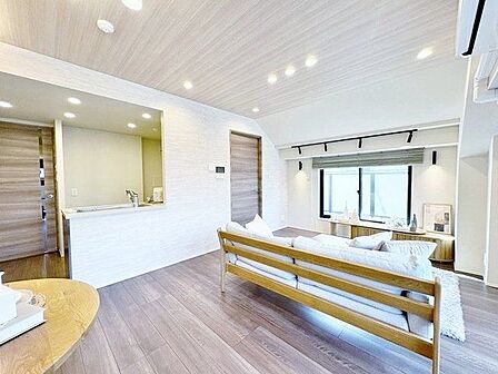 やわらかな光と風を纏い、暮らしを豊かにしてくれる洗練されたデザイン空間。