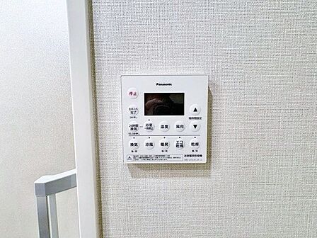 浴室内のカビ発生の抑制や雨の日等の洗濯物の乾燥、寒い季節の予備暖房に便利です。