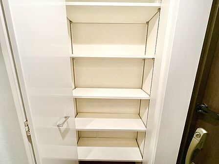 清潔感のある空間を保てるよう、収納スペースを設けてますので、玄関をスッキリ綺麗な空間に纏めます。