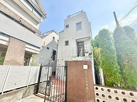 爽やかな青空の下に贅沢なほどに降り注ぐ陽光、豊かな居住性。クオリティが見事に調和した住空間。