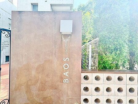 お洒落なマンション名のプレートは華やいだ気分を演出し、訪れる方を優雅な空間へと導いてくれます。