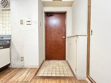 毎日出入りに使う玄関は外出する時は爽やかに、帰宅するときはホッとする落ち着いた空間へ。