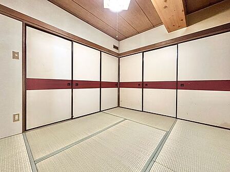 採光の良い和室はのんびりと寛げる空間。