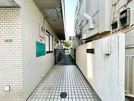 落ち着きのある温かな風情のエントランスは、訪れる方々を優しく包み込み、心地よい空間を演出しています。