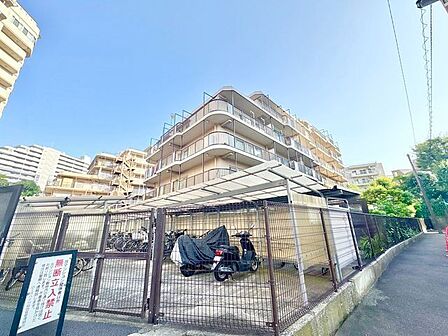 陽射しを受けて輝く時間、街灯に照らし出される夕暮れ時。様々なシーンで違った表情を見せてくれます。