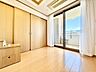 寝室：大きな窓からたっぷりと陽光が注がれる明るい空間。時を忘れて過ごす場所として過ごせるお部屋。