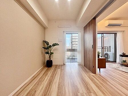 居心地のいい暮らしには欠かせない採光。ゆったりとした幅の窓からこの空間に降り注ぐ採光が絶えません。