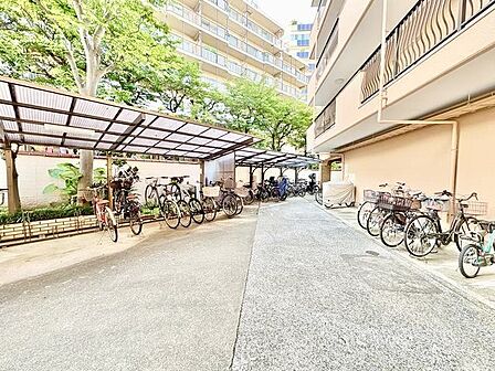 平置き駐輪場なので、重量のある電動自転車や子供乗せ自転車もラクラク出し入れできます。