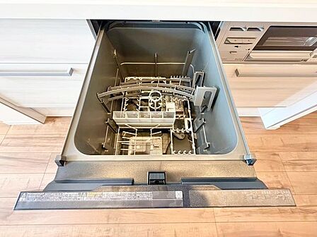 ビルトイン食洗機は作業台が広く使え、見た目もスッキリ。節水や節電も充実して家事の手助けをしてくれます。