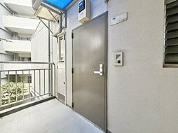 毎日出入りに使う玄関は外出する時は爽やかに、帰宅するときはホッとする落ち着いた空間へ。