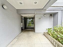 エントランスの脇に緑を植栽してあります。緑は心理学的に人の心をリラックスさせる効果があります。