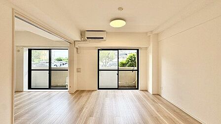 角住戸の開放感と独立性を謳歌するLDK。華やいだ気分で心満たされる、そんな空間です。