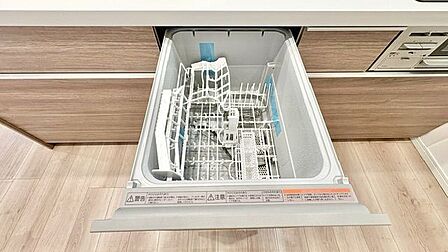 ビルトイン食洗機は作業台が広く使え、見た目もスッキリ。節水や節電も充実して家事の手助けをしてくれます。