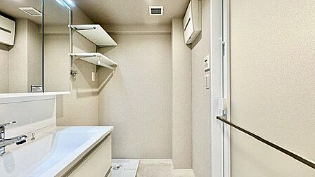 清潔感のある色合いのプライベート空間は、身だしなみチェックや肌のお手入れに最適です。