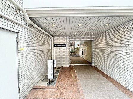 すっきりとしたエントランスは、明るく見通しが良いので防犯面でも安心して出入りして頂けます。