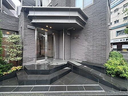 外と内をつなぐエントランスは、まさに顔となる場所。シンプルながらも上質な空間を作り出します。