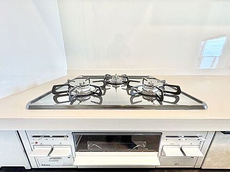 3口コンロで、お料理の効率もアップ。受け皿のないフラット天板で、お手入れもラクラク。