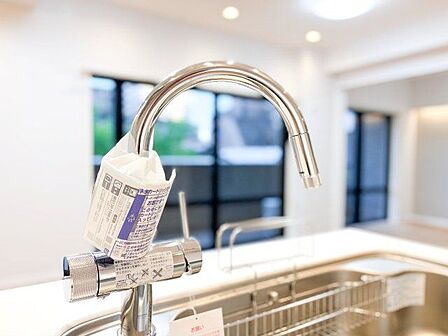 浄水器内蔵型ハンドシャワー水栓を採用しています。ワンタッチ式で浄水機能に切り替えができます。