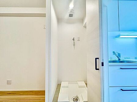 生活感が出ないよう、洗濯機を扉の中へ収納し、普段は見えないようにしました。