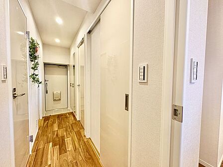 玄関はお家の顔としてすっきりとした素敵な空間に。印象のよい玄関は爽やかな住まいへの入り口です。
