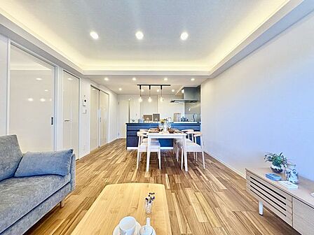広く明るく、より心地良く暮せる空間にしました。採光・通風が周囲の空間に広がり、明るく爽やかな住まい。