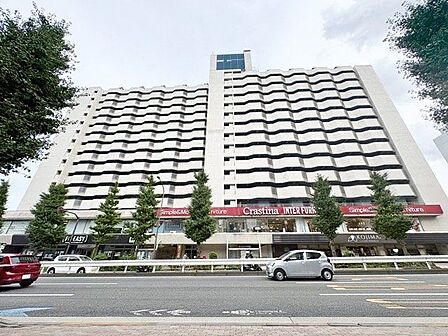 住まう方々が歳月をかけて育んだ豊かな歴史を感じるマンション。気品溢れる佇まいが暮らしを素敵に変える。