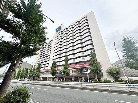 時代の移ろいを重ね、趣きのある風情が浮かび上がる佇まいのマンションです。